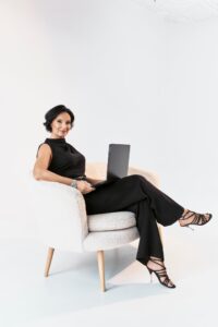 Focused, yet relaxed. This is how I approach work, with clarity and calm energy.